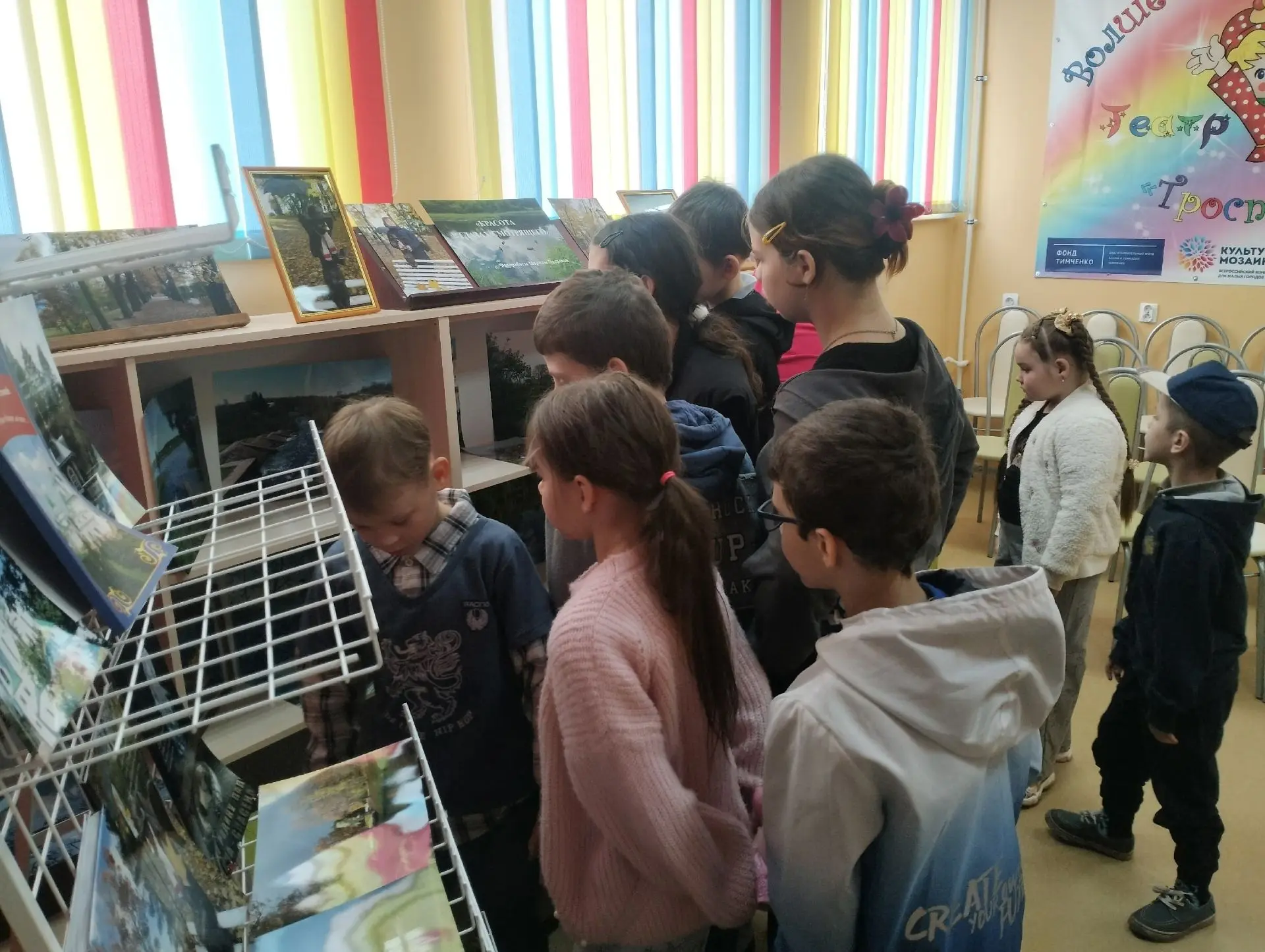 Фото-выставку "Красота в глазах смотрящего" посетили дети из летнего лагеря.