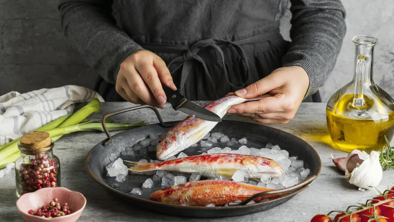 🐟 Минтай с яблоками — рыба, запечённая со сметаной и репчатым луком. Яблочные ломтики ...