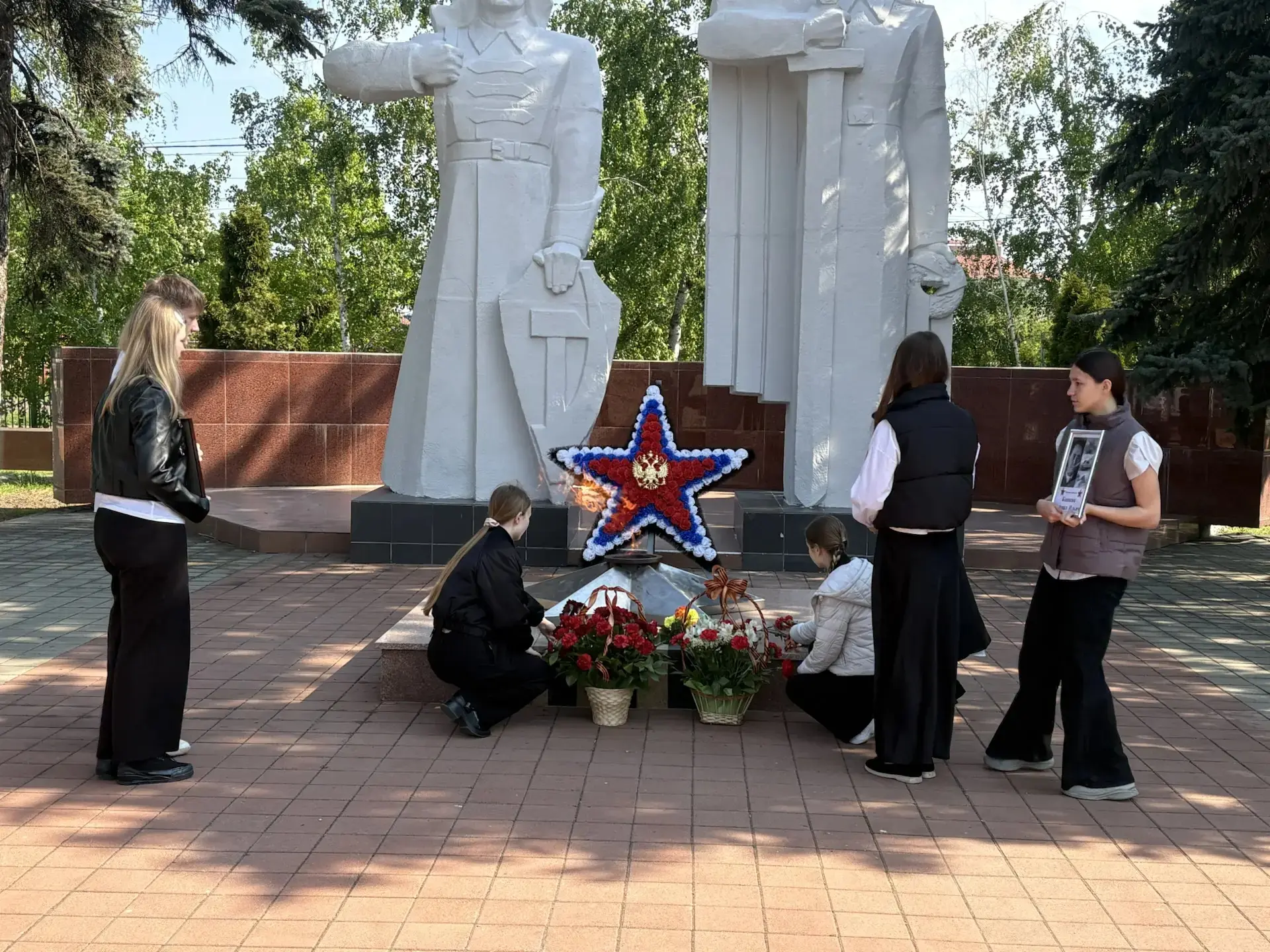 ✏️В День Победы учащиеся школы возложили цветы к памятнику героям войны, отдав дань памяти тем, кто 