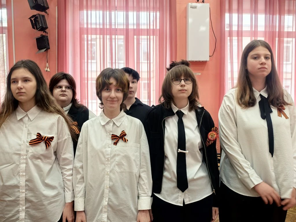 📌Новая учебная неделя в МАОУ СОШ №10 стартовала!  🏫По доброй традиции понедельник в нашей школе нача
