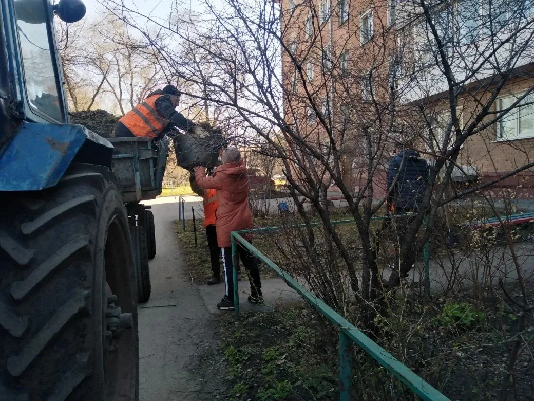 Добрый день,  продолжается работа по уборки дворовых территорий.