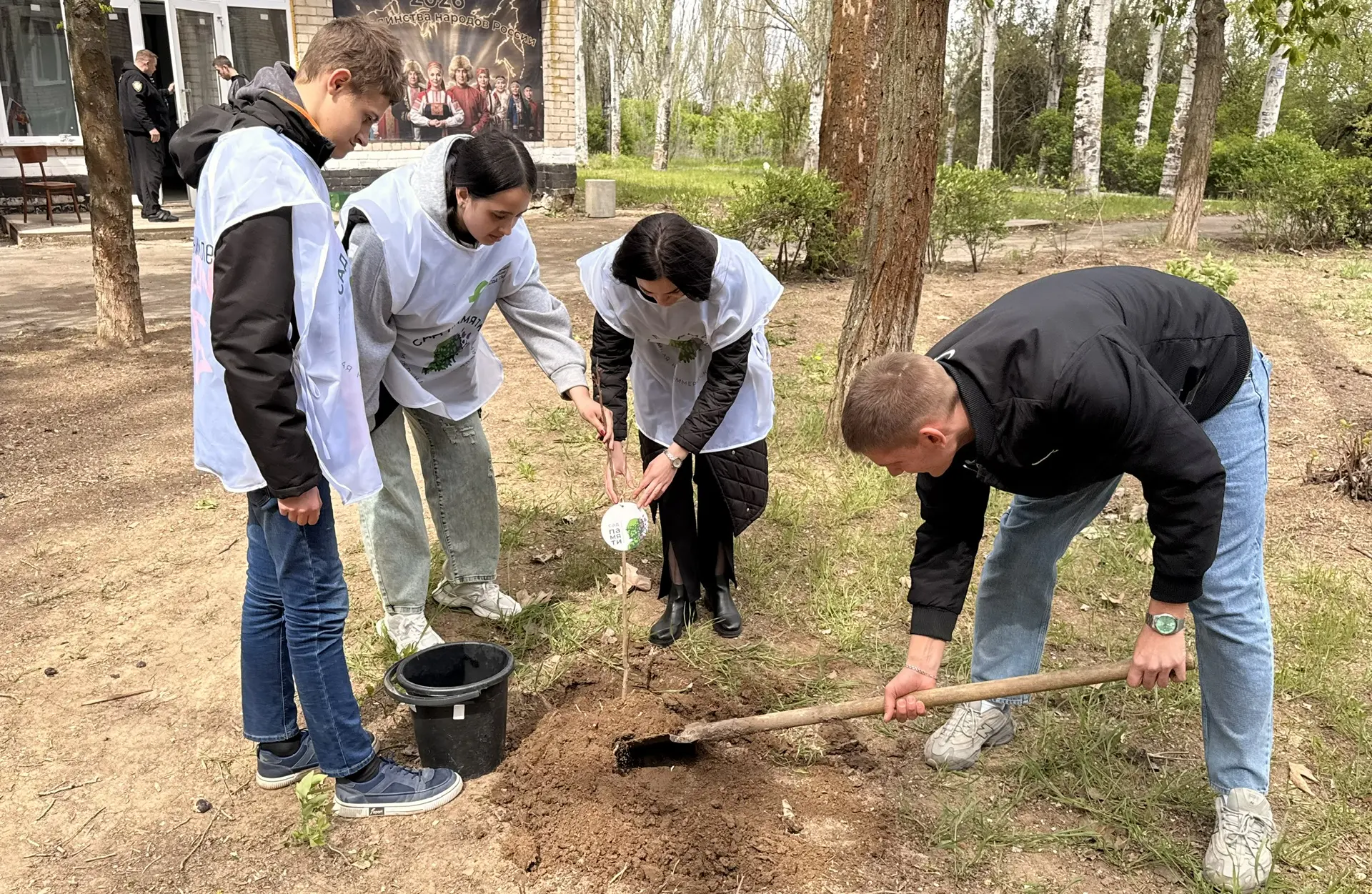 🕊️Память в каждом дереве: в ХАУ прошла Международная акция «Сад памяти»!  📌Студенты и сотрудники Хер