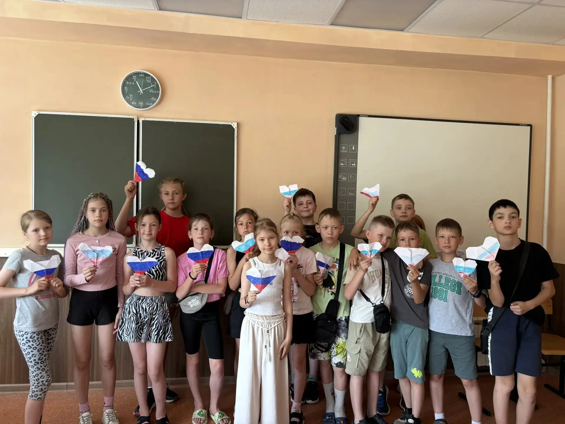 РОДИНОЙ ГОРЖУСЬ🇷🇺

Сегодня ребята из летнего лагеря "Эрудит" приняли участие в акции «Родиной горж