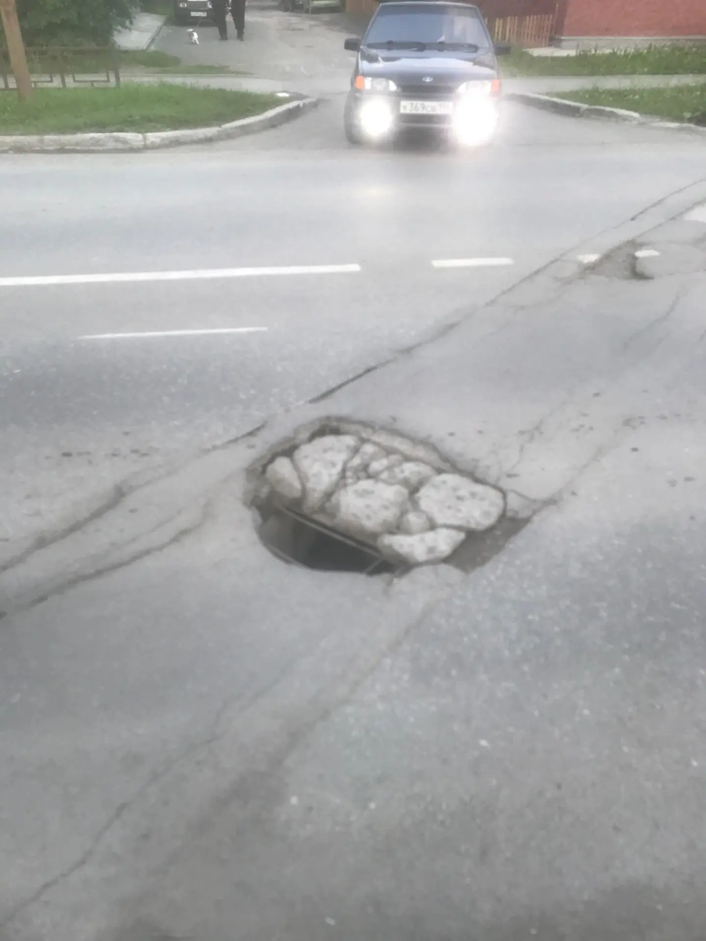 О глубокой яме на проезжей части предупреждает водителей наш подписчик Иван Зверев

Хочу написать пр