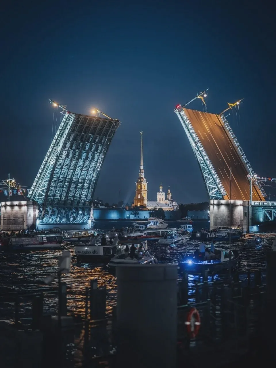 Дворцовый мост в Санкт-Петербурге