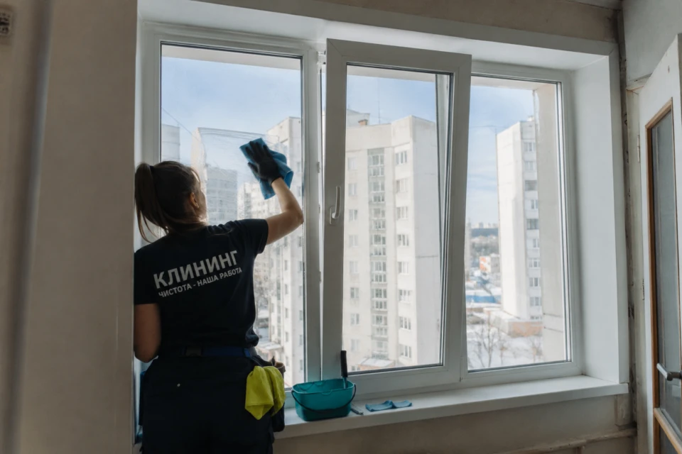 🤔Сколько стоит мойка окон в Якутске: обзор цен на услуги  Весенняя мойка окон в квартире – подвиг да