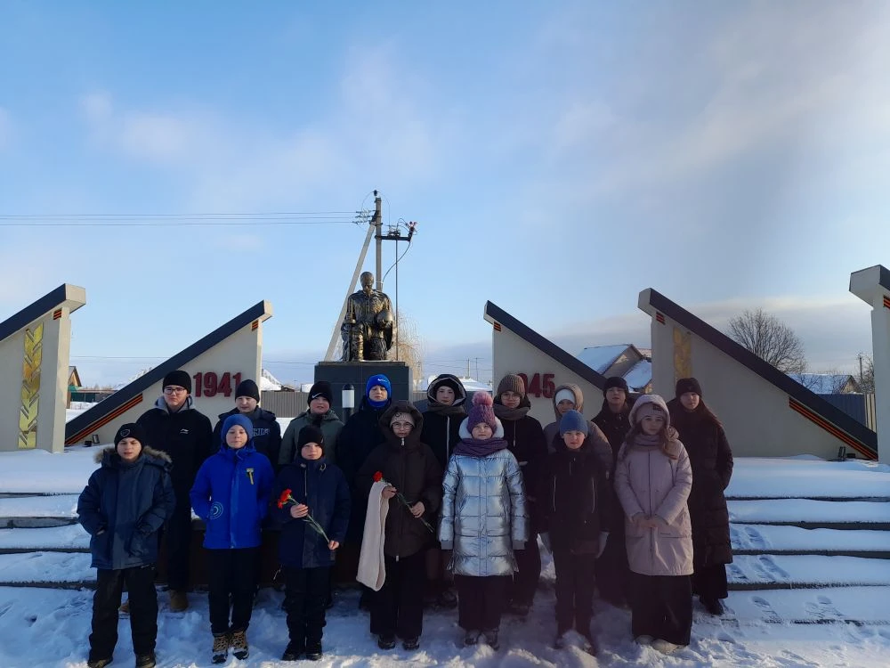 Возложение цветов — традиция, которая помогает выразить почтение к ушедшим и увековечить память о зн
