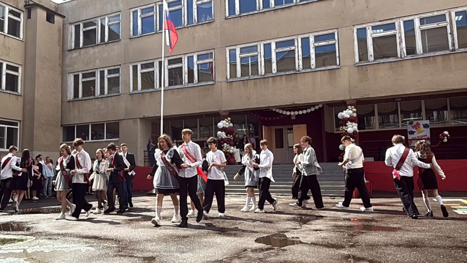В школе №69 прозвенел последний звонок для выпускников 9 и 11 классов.   Школьный двор наполнился ул