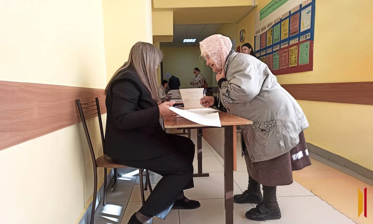 🗳 85-летняя жительница Лисок первой проголосовала на одном из городских участков.