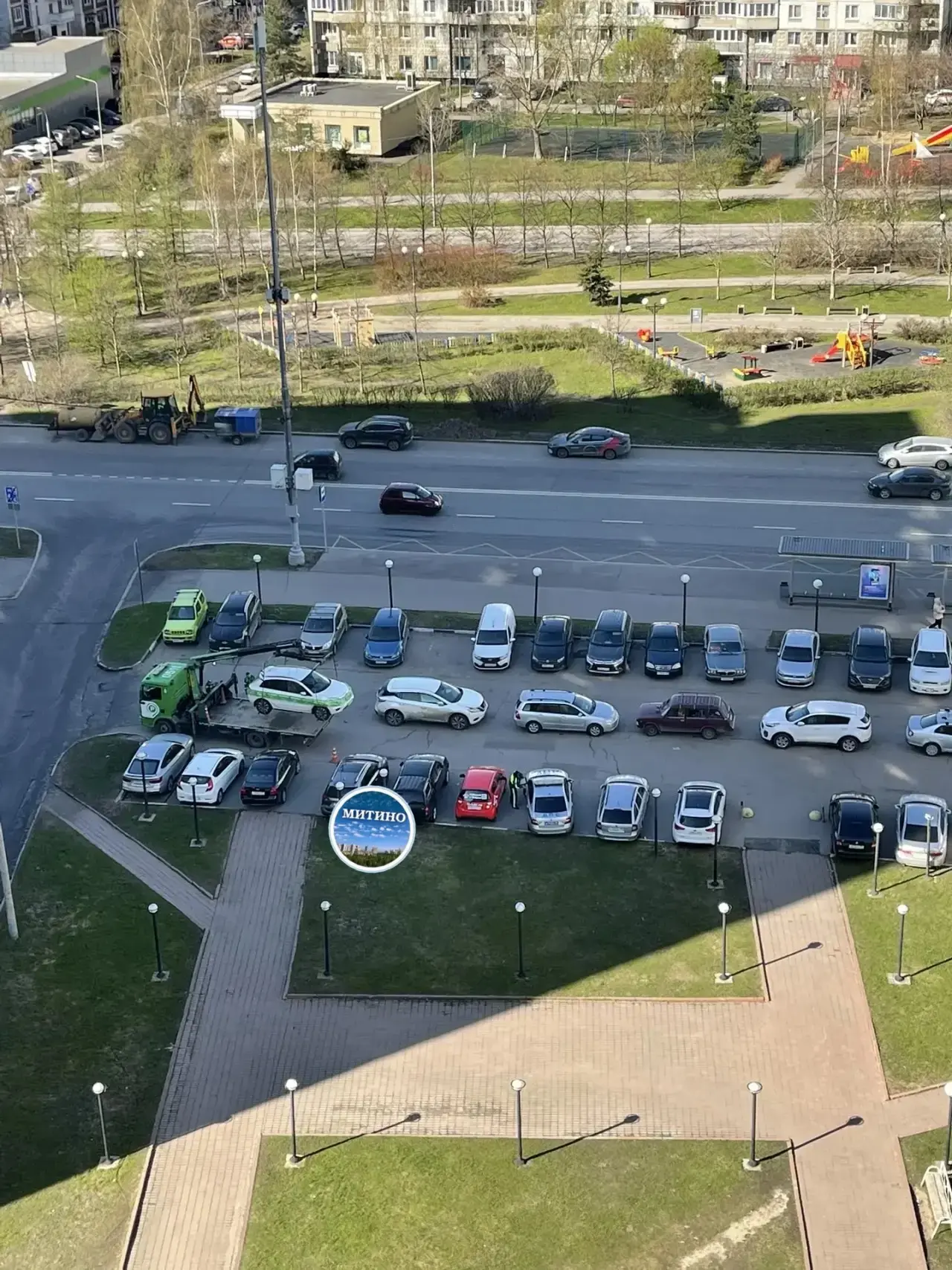 ❕“Народ, перед домом Митинская 50, где тануки стоянка , эвакуируют машины , не понятно в связи с чем