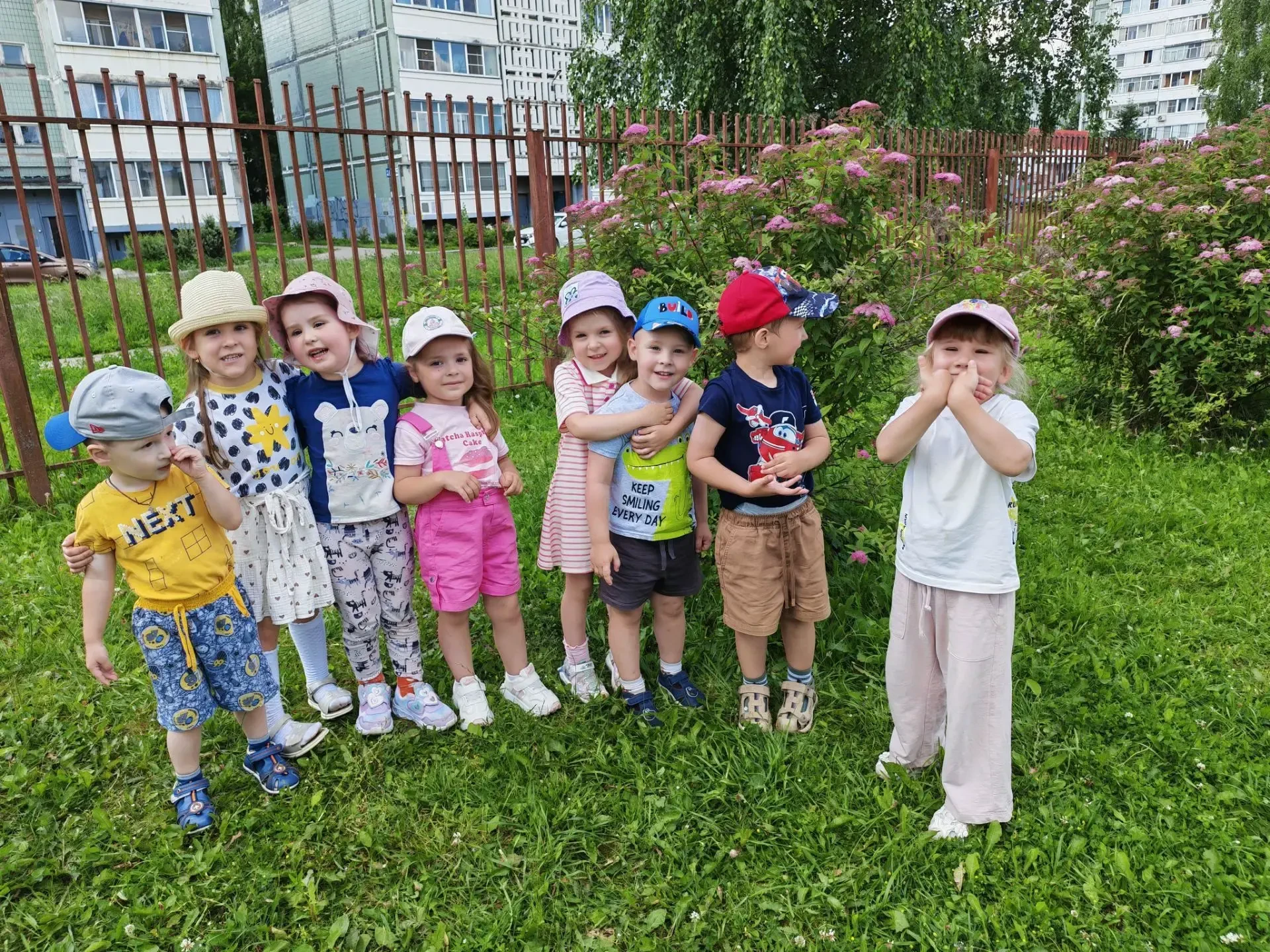 В детском саду,  особенно летом, в период "смешанных групп", очень актуальной становится тема "Про д