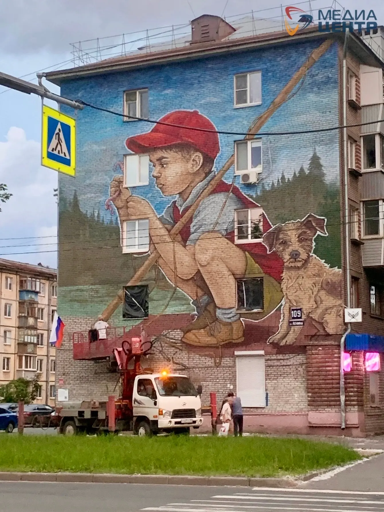А из нашего окна кепка красная видна. А из нашего окошка только червяка немножко…

Обычно муралы нан