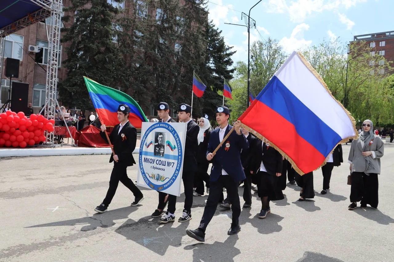 🎖 Большой фоторепортаж с торжественного митинга, прошедшего в Буйнакске в честь празднования 81-й го