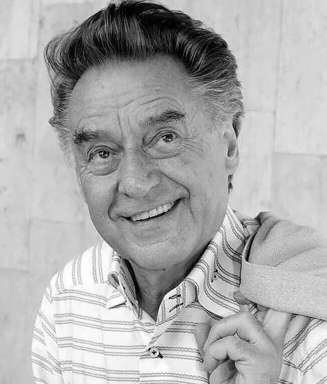 Я разных людей встречал — 
Лукавых, смешных и добрых. 
Крутых, как девятый вал, 
И вспыльчивых, слов
