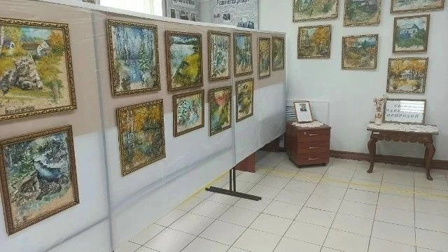 В Крутинском музее продолжает работать выставка картин "Белоствольная живопись" нашего земляка Л. Ми