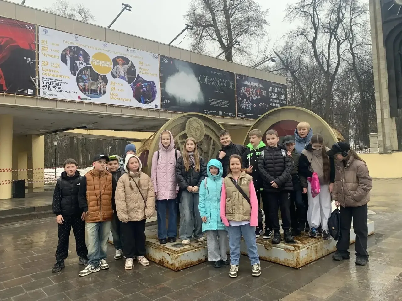 🎭 В ГОСТИ В ТЕАТР ЮНОГО ЗРИТЕЛЯ! 🎭  📍3 апреля ученики 3-х и 5 "А" класса   отправились в Театр юного