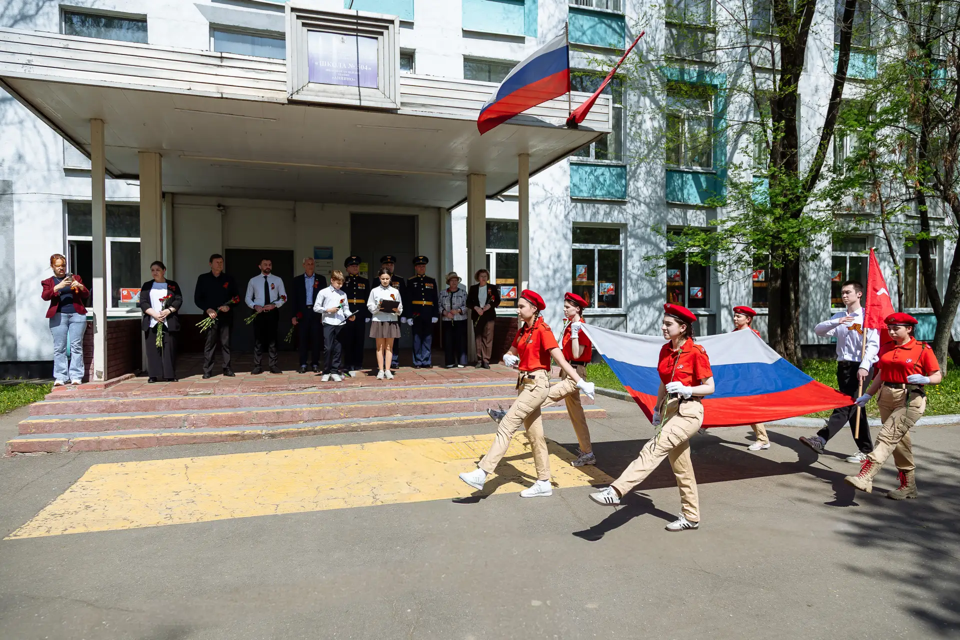 🌹 Акция «Красные гвоздики»: дань памяти героям  7 мая наши ученики, педагоги, администрация школы и 