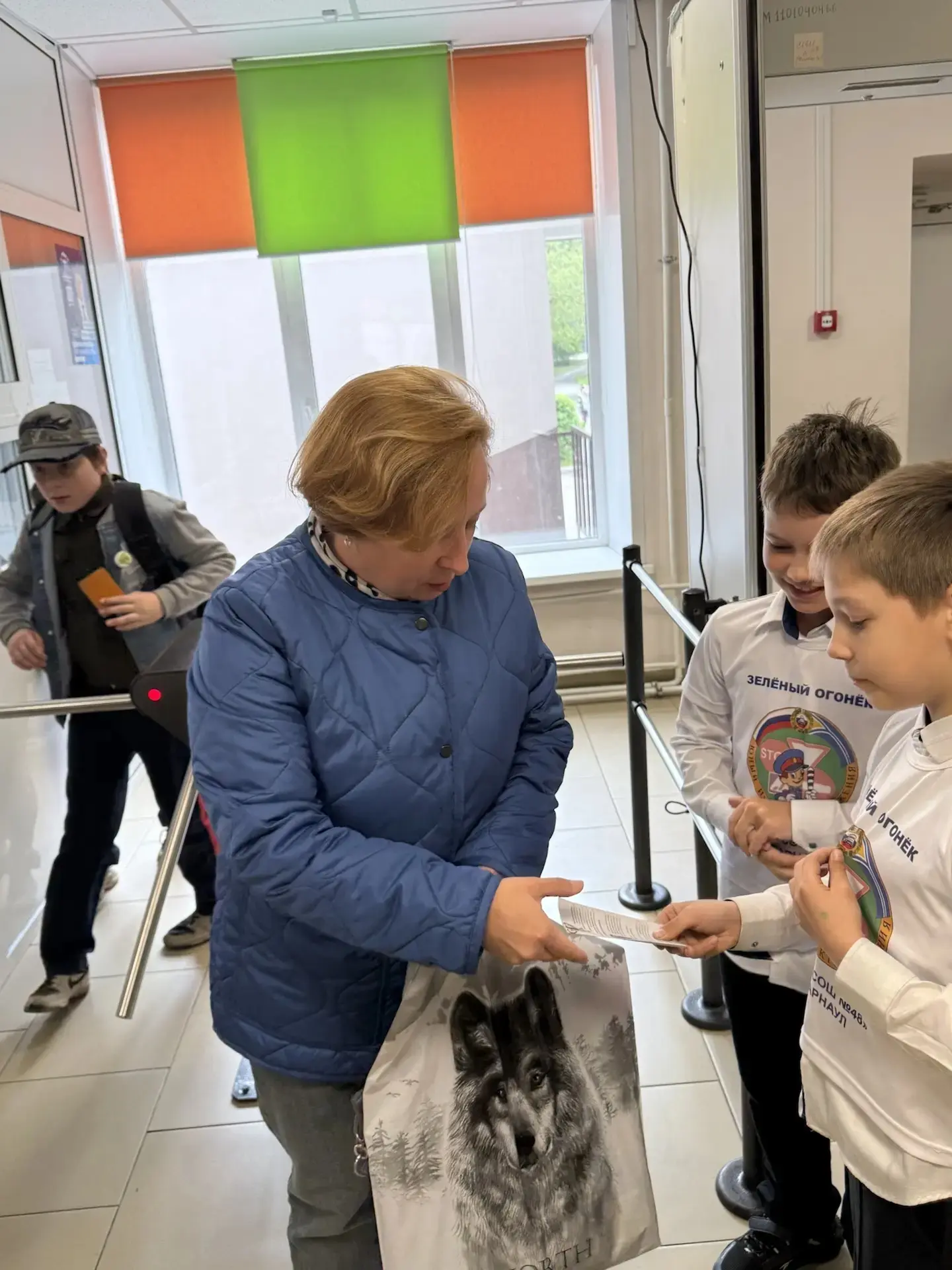 🚦 Дорога безопасности: акция от ЮИДД «Зелёный огонёк»  Сегодня отряд Юных инспекторов движения школы