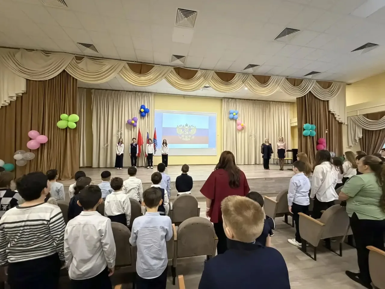 🇷🇺 Мы начинаем новую учебную неделю с исполнения гимна и поднятия флагов.   🏛️ В МАОУ СОШ №17 прошло