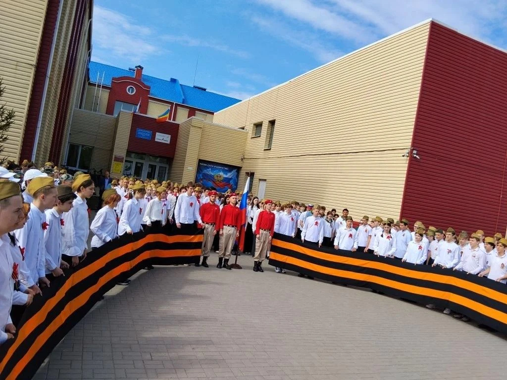 «НАСЛЕДНИКИ ПОБЕДЫ» В преддверии Дня Победы в нашей школе стартовал традиционный конкурс — смотр стр