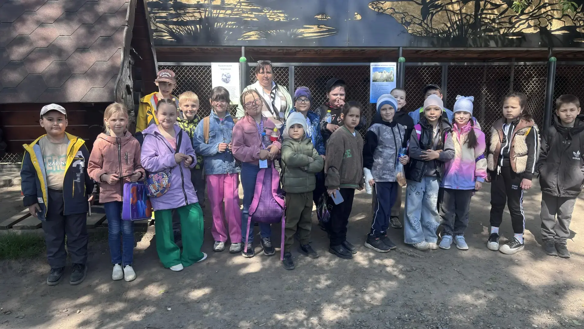 Сегодня было невероятно: теперь 1В и 4Г отправились на Страусиное ранчо! 🤩 Дети с восторгом наблюдал