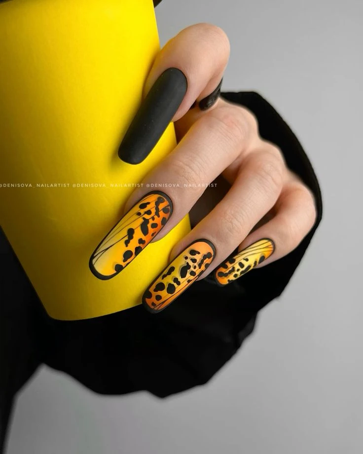 Длинные черные ногти.
 Желтый градиент Леопард 💛