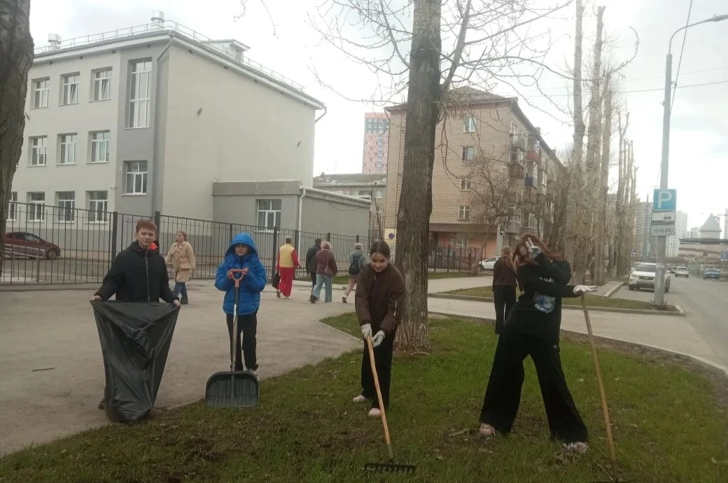 🌟 Ну какие молодцы!  Наши 7 классы вышли на субботник! Ребята дружно наводили порядок, работали с ду