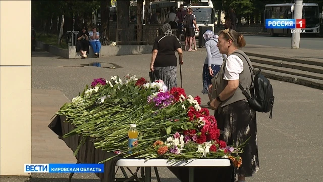 Кировчане несут цветы в память о погибших в результате ракетной атаки на предприятие Кирова

Текст: 