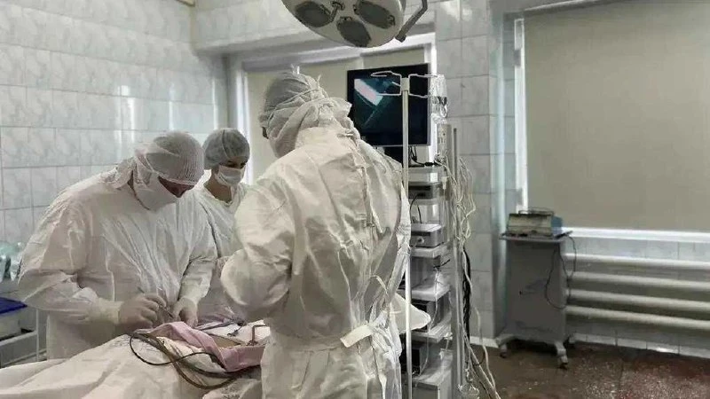 В городской больнице № 1 врачи провели сложную операцию, чтобы помочь 62-летнему мужчине, у которого
