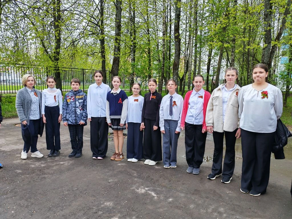 Сегодня, 14 мая, в гимназии прошла торжественная подадка яблонь в рамках проекта "Необычные парни из