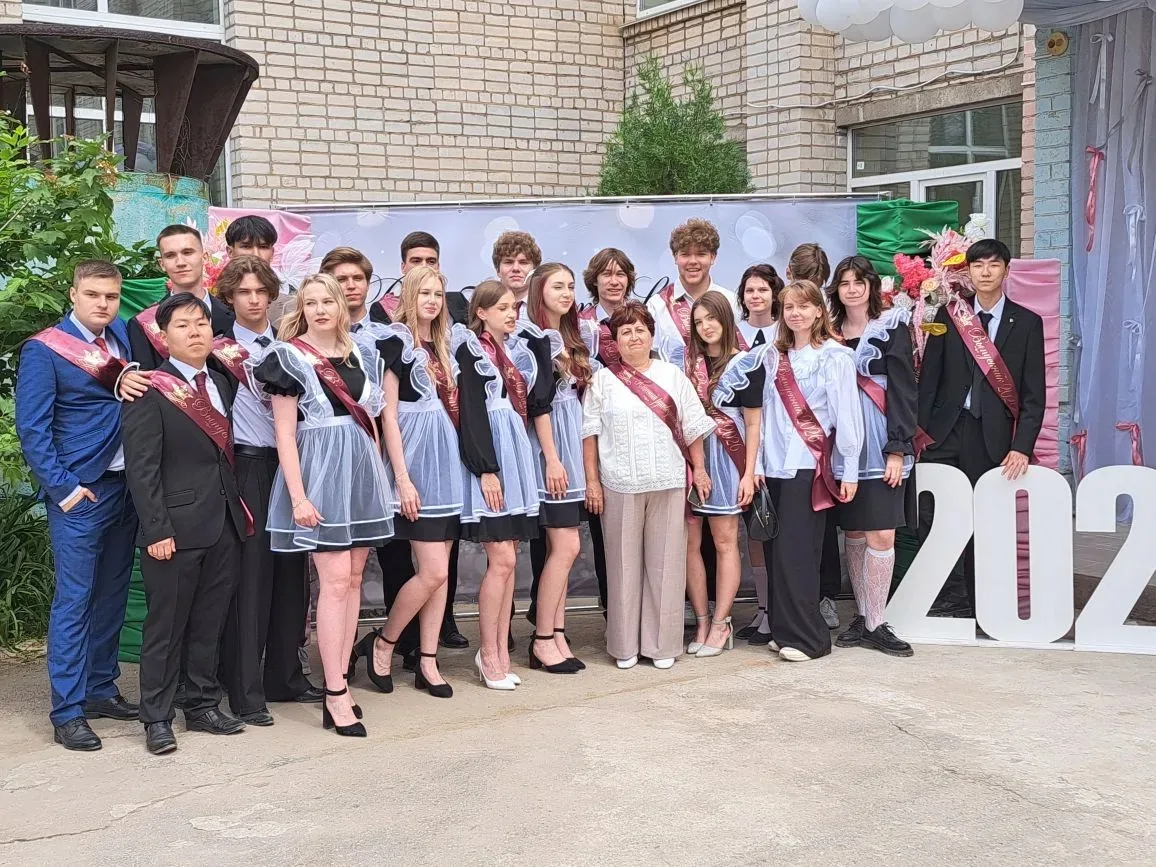 🎓 Сегодня для наших одиннадцатиклассников и девятиклассников прозвучал последний звонок.  Грустный и