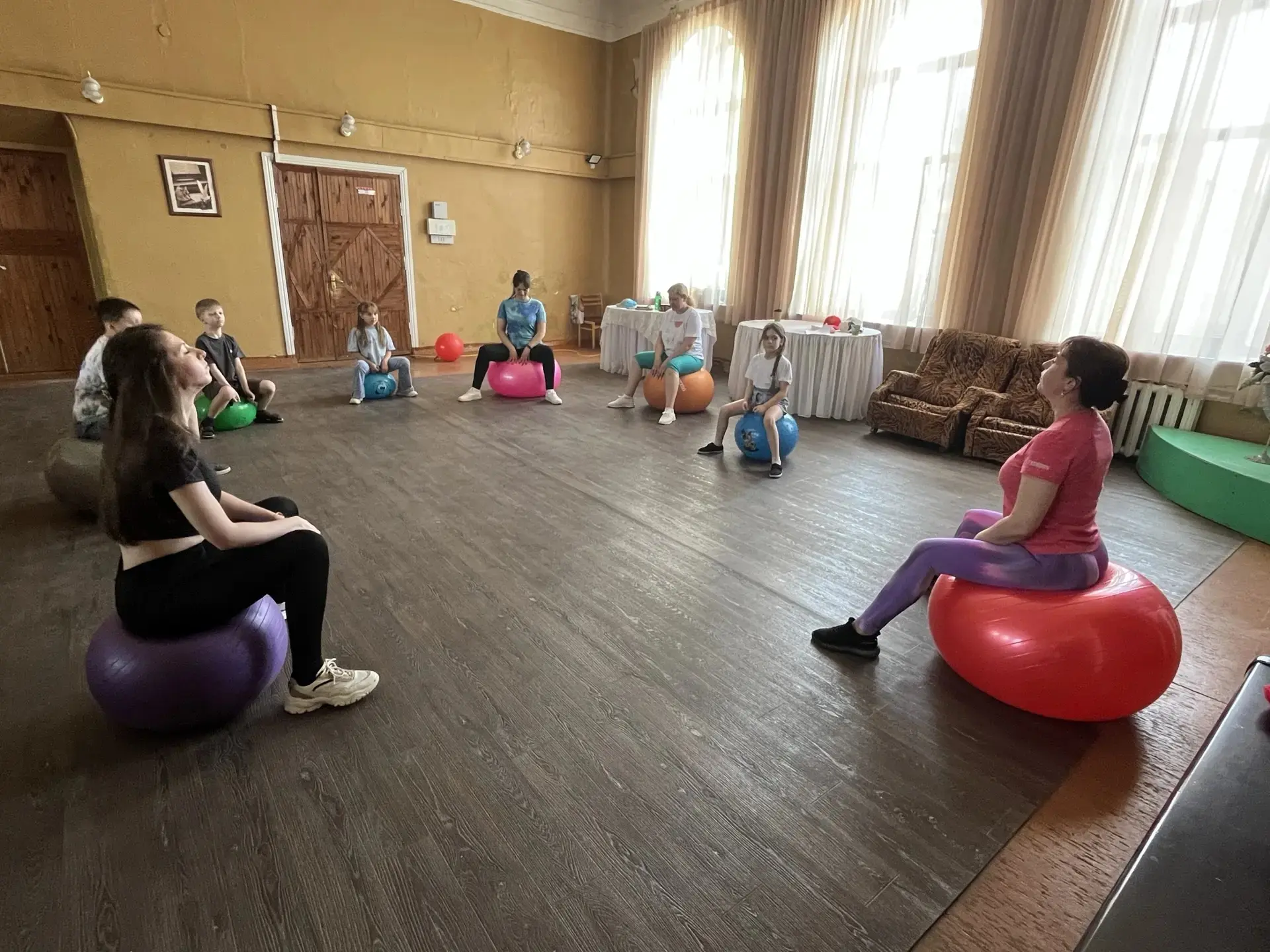 🏡 В семейной гостиной «Время детям» заряжались здоровьем на фитболах!