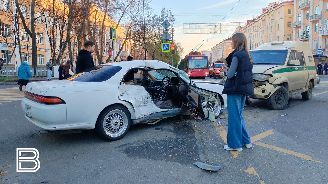 Водитель "Тойоты" пострадал в ДТП на перекрестке Ленина-Егорова в Мурманске
