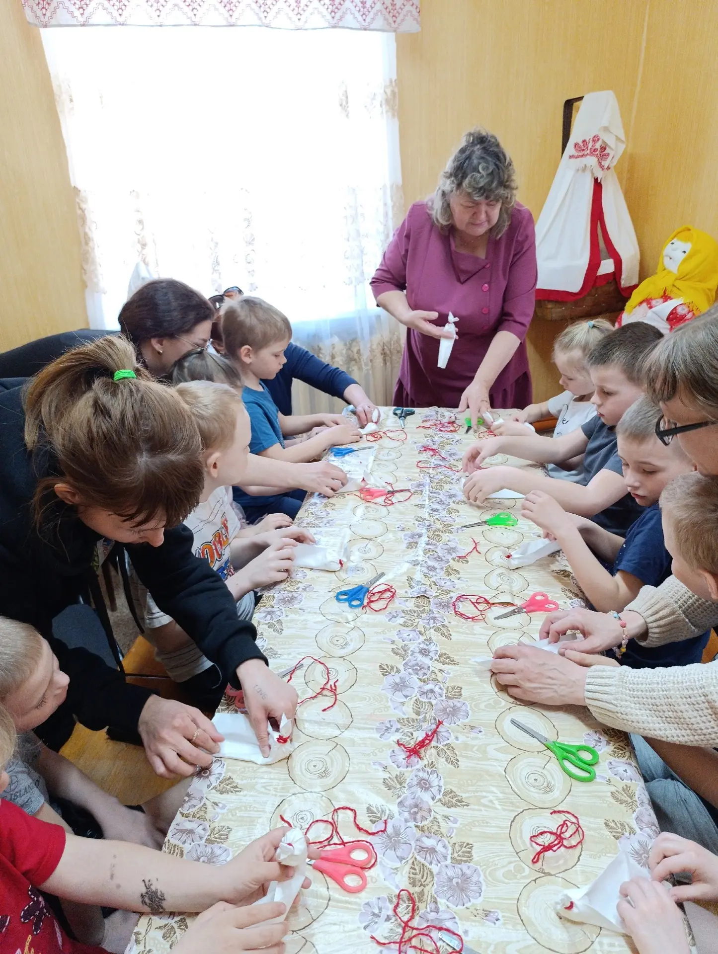 В группе «Счастливчики» прошёл день открытых дверей для родителей. В горнице, в окружении старины, п