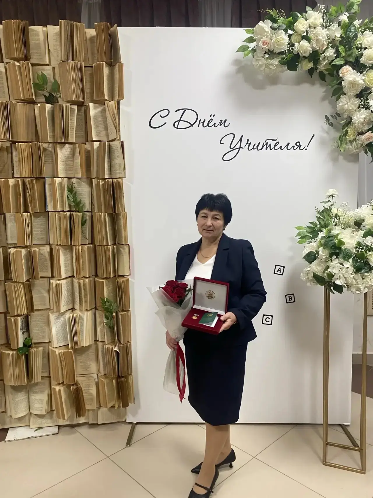 ✨ В преддверии профессионального праздника с особой гордостью вручил начальнику Отдела ...