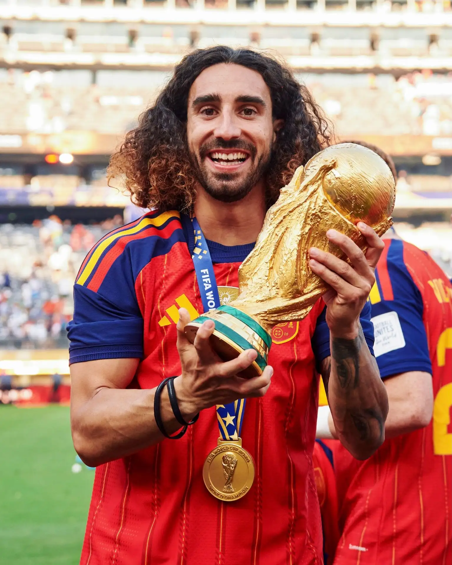 ⚽ Чемпион мира испанский футболист Марк Кукурелья уже много лет не стрижёт волосы и не собирает их в