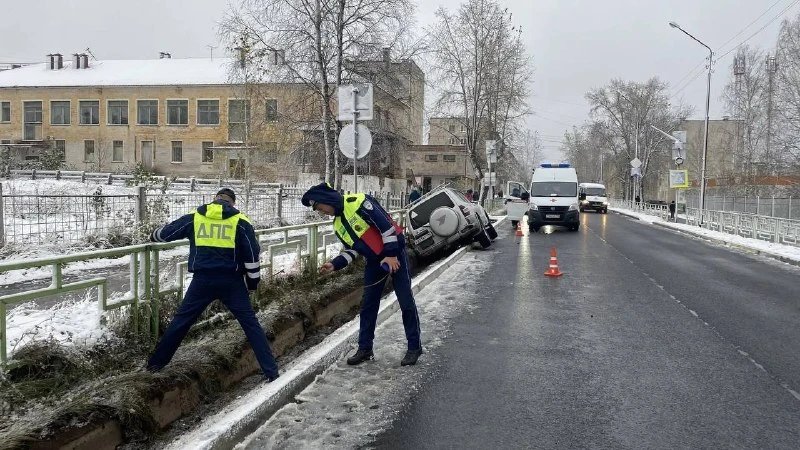 🚗 В Североуральске водитель Mitsubishi погиб после падения в ливневку