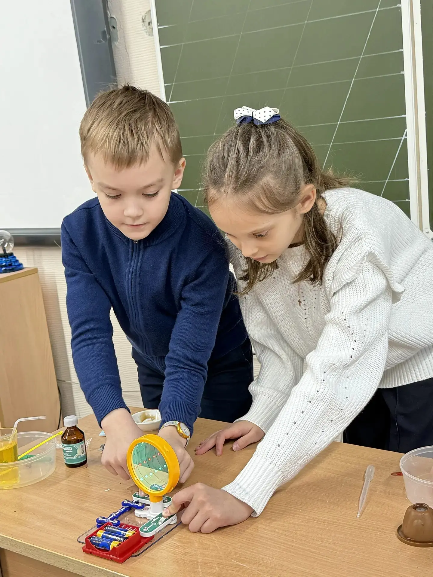 Наши юные ученые из 2 "В" класса открывают мир науки для первоклашек!  🏫В начальной школе проходит н