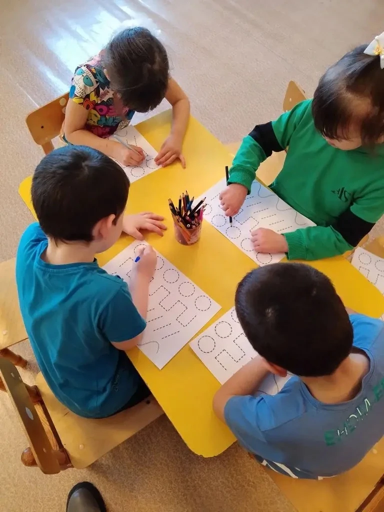 Обводить узоры по пунктирной линии - это отличное упражнение для развития мелкой мотори...