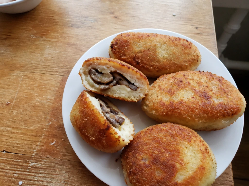 Картофельные зразы с грибами — постное блюдо, которое заменит котлеты

Когда хочется чего-то сытного