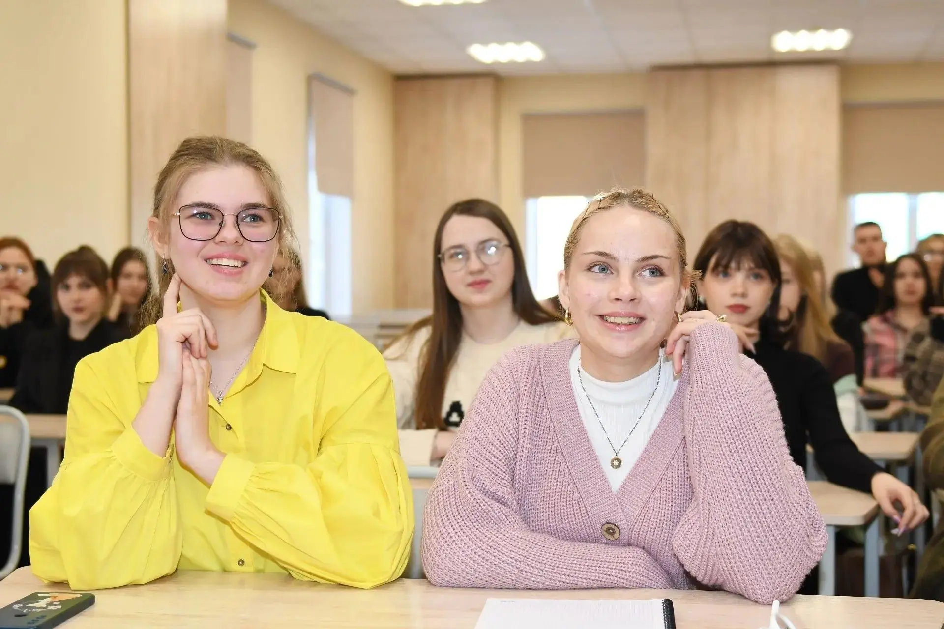 Привет, будущие студенты! 👋🏻Листаете ленту и думаете, в чем ходить на пары?