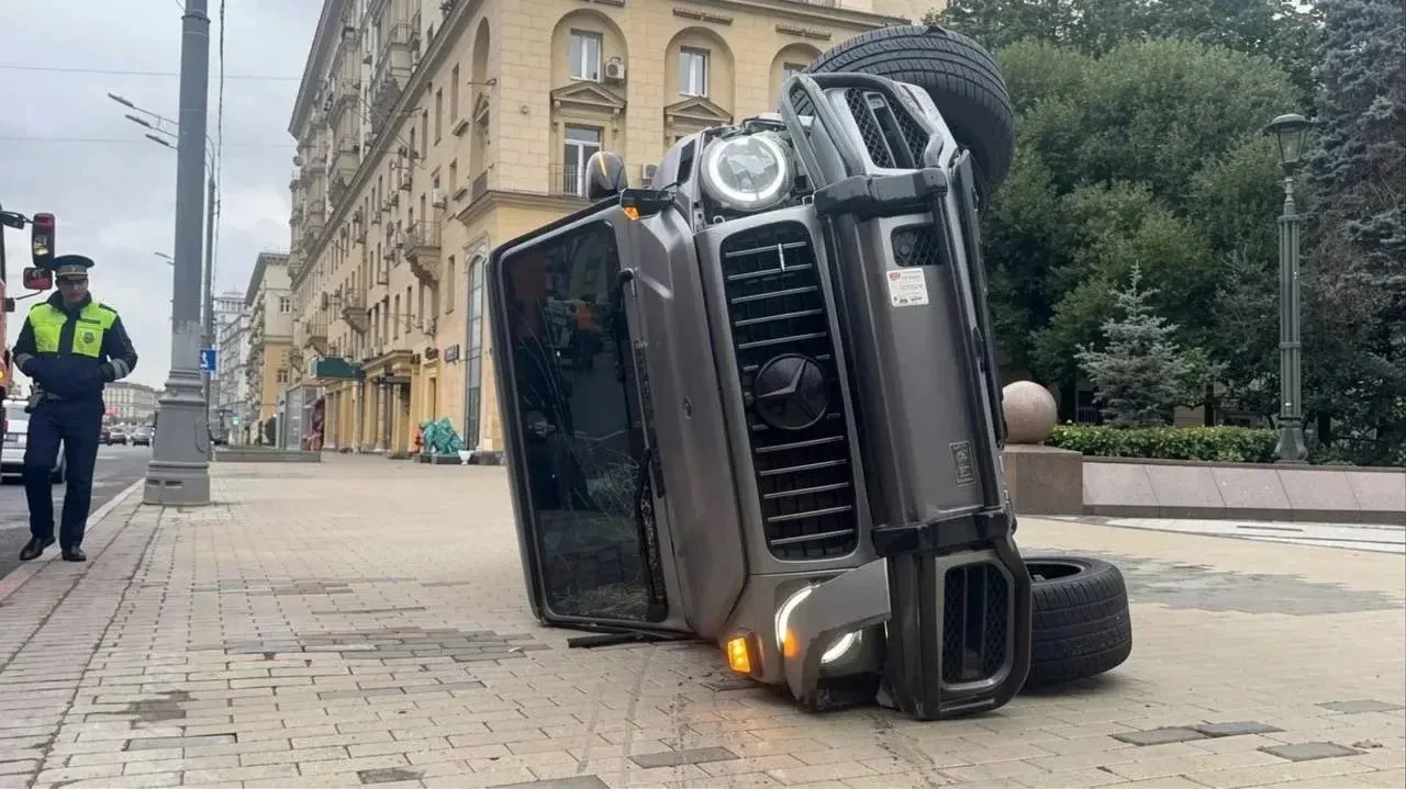 😲 Mercedes Gelandewagen перевернулся на Кутузовском проспекте — он столкнулся с другой...