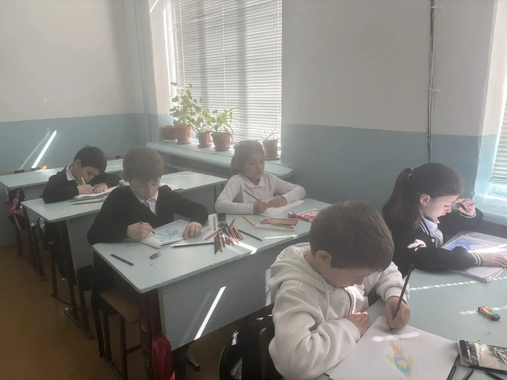 В 1 "а" провели классный час на тему» День космонавтики ». Кл. рук.  Алхасова П. Х.