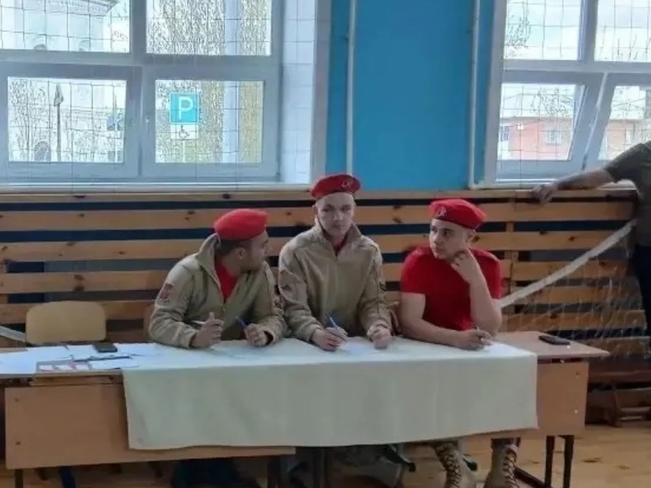 Патриотично, звонко, на одном дыхании! В 3-4 классах прошел конкурс песни и строя. Юные бойцы показа