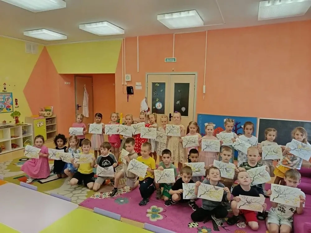 В старшей группе "Золотая рыбка" до "Русалочка" прошла аппликация из салфеток с элементами рисования
