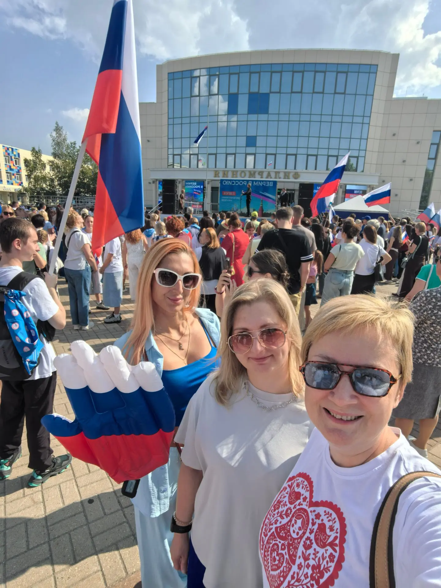 🤍💙❤️ Белый, синий, красный… Эти цвета сегодня объединили всю нашу большую страну. И н...