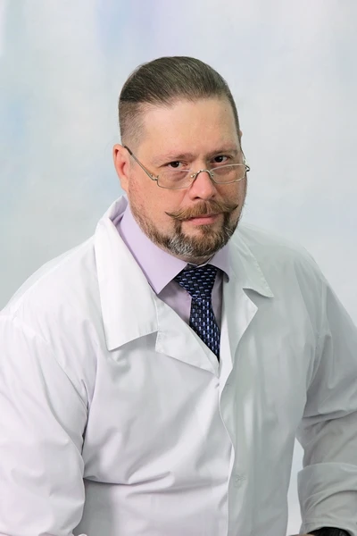 👨‍⚕️ Тягунов Денис Евгеньевич — хирург кисти
Заведующий отделением хирургии кисти. Более 20 лет в Ц