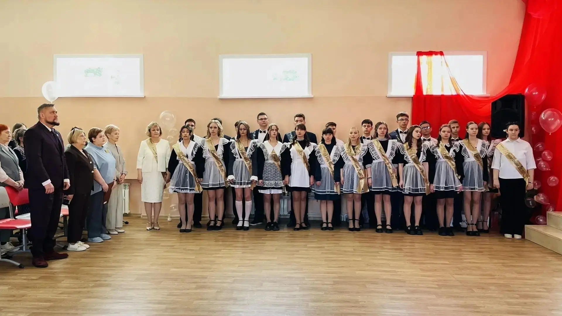 Последний звонок – день, который меняет всё! 
26 мая для выпускников 11-х классов расправил алые пар