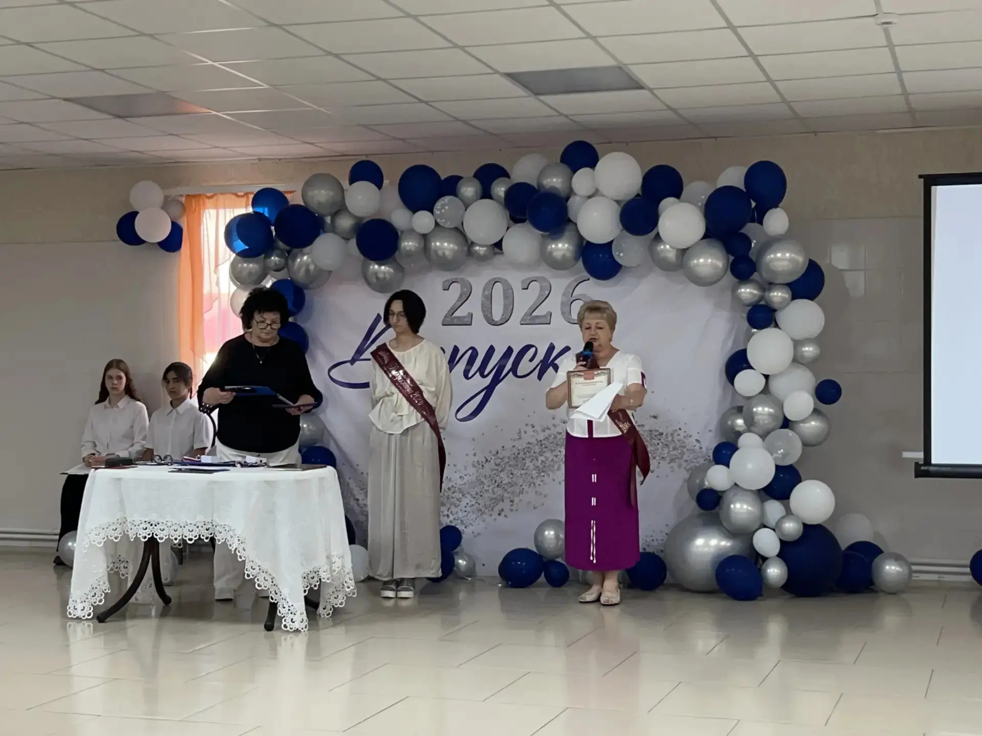 🎉 Торжественное вручение аттестатов — важный рубеж! 🎉

Сегодня в нашей школе состоялось торжествен