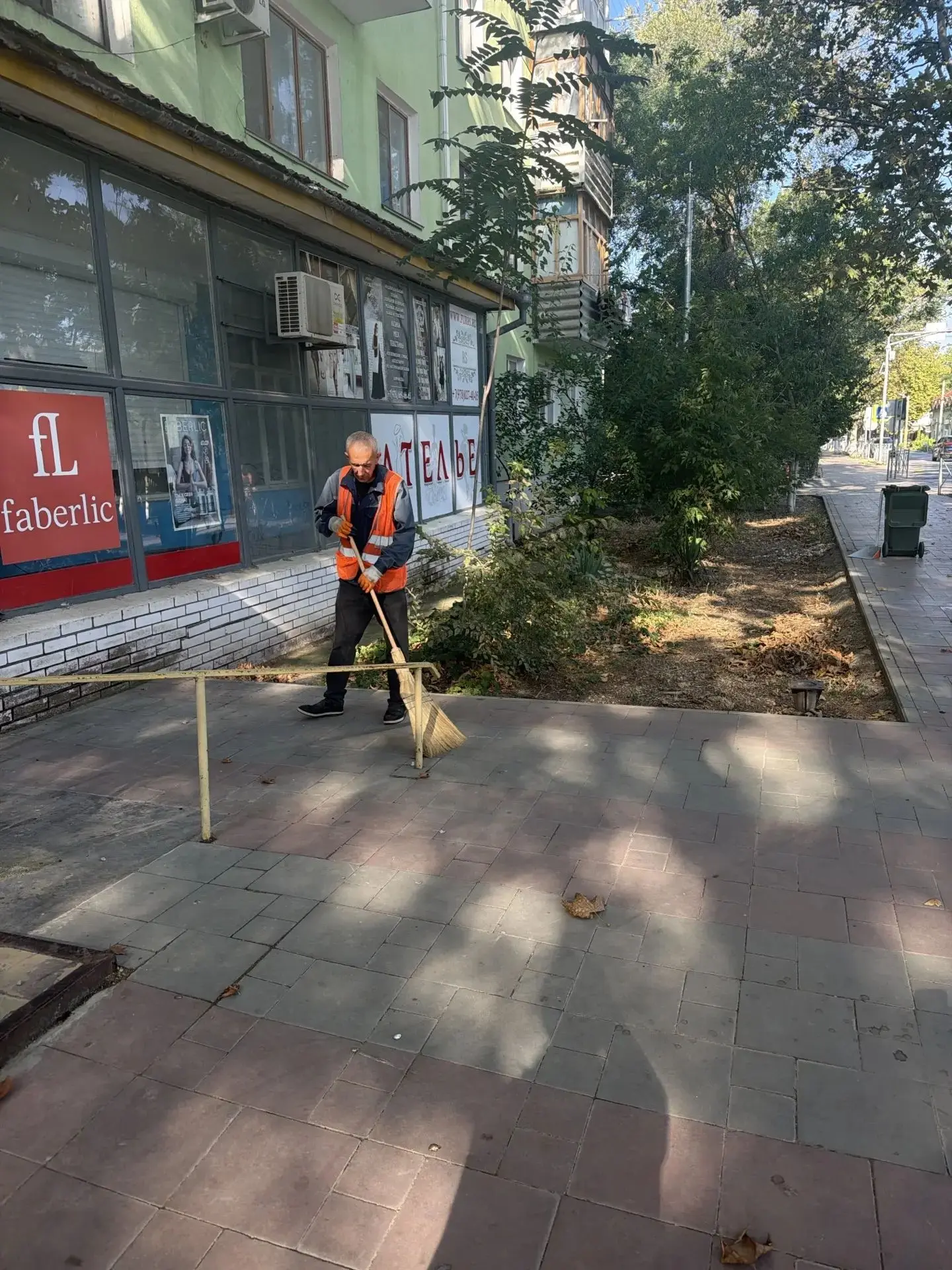 Уборка придомовой территории 06.08.26 г. МКД № 8 по ул.Ленина